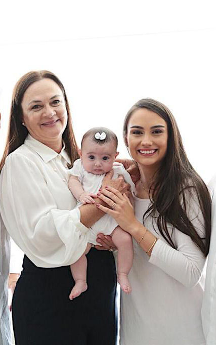Dr.ª Glaucia com sua filha Dr.ª Gabriela e a neta Isabela